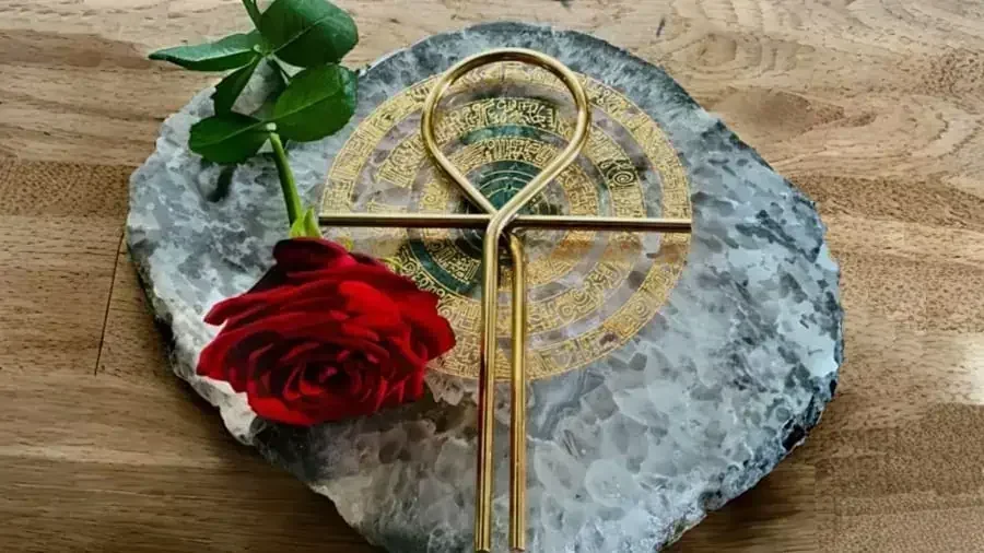 Ankh-dag 28 November 2025